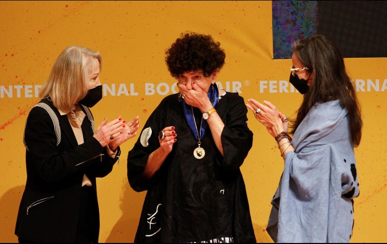 La escritora Margo Glantz (c) recibió de la periodista Silvia Lemus (i) y la crítica literaria Gabriela Jáuregui (d) la medalla Carlos Fuentes, hoy, en el marco de la FIL de Guadalajara. EFE/ F. Guasco