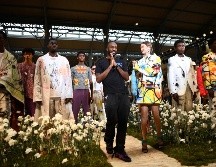 Virgil Abloh cerrando el desfile primavera/verano 2020 de Off White en París.  AFP/ANNE-CHRISTINE POUJOULAT