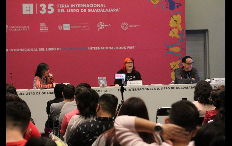 Junto a Mónica Romero y Alberto Chimal, Raquel platicó cómo es que 3  historias y situaciones personales se conjuntaron en el momento preciso y le  dieron vida a su nuevo libro. ESPECIAL/Ana Canales