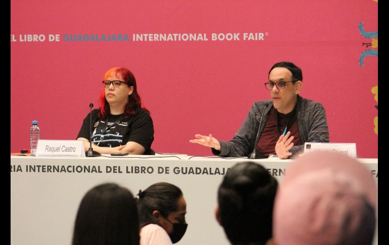 A través de la historia de Abi y Mónica, primas quienes crecieron y hacían  todo juntas, la autora invita al lector a darse cuenta cómo no estar de acuerdo  con alguien no significa que tenga que terminar una relación, sino que se debe  generar más empatía ante diversas formas de pensar. ESPECIAL/Ana Canales