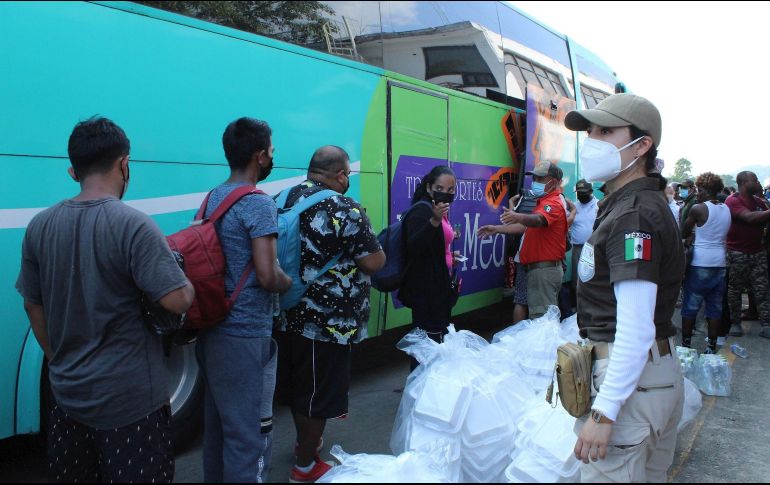 Migrantes hacen fila hoy para subir a un autobús tras un acuerdo con el Instituto Nacional de Migración, en el municipio de Escuintla, Chiapas. EFE/J. Blanco
