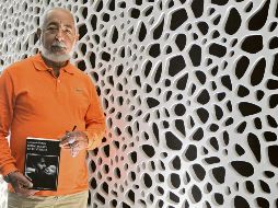 Letras. Leonardo Padura posa con su nueva novela en mano: “Como polvo en el viento”. El Informador/ A. Camacho