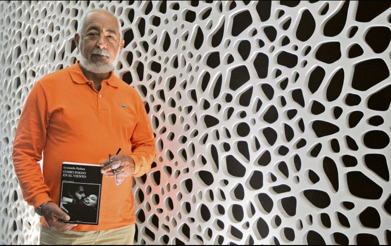 Letras. Leonardo Padura posa con su nueva novela en mano: “Como polvo en el viento”. El Informador/ A. Camacho