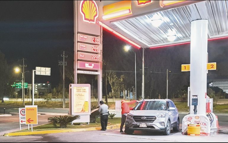 POR LAS NUBES. En la estación de servicio ubicada en el cruce de Periférico y Naciones Unidas, en Ciudad Granja, la gasolina Premium cuesta 24.49 pesos y la Magna 21.99, cuando el año pasado estaban en 18.87 y 18.30 pesos, respectivamente. El Informador/ A. Camacho