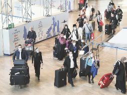 Alerta. Las medidas sanitarias se están incrementando en terminales áreas de los cinco continentes para evitar la propagación de Ómicron. EFE