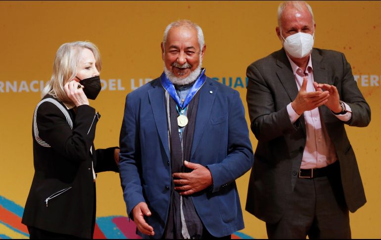 Leonardo Padura recibió la Medalla Carlos Fuentes de manos de la viuda del autor, Silvia Lemus.  EFE / F. GUASCO