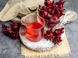 Hoy prepara un agua de jamaica con hierbabuena. ISTOCK.