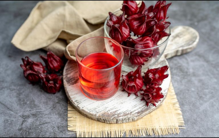 Hoy prepara un agua de jamaica con hierbabuena. ISTOCK.