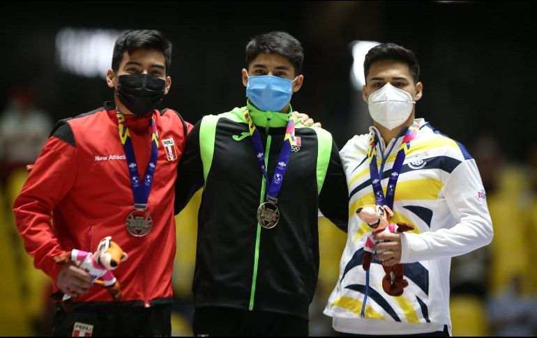 Ricardo Torres (C) se colgó la medalla de oro en la gimnasia artística luego de que se posicionara como el mejor dentro de la prueba salto. TWITTER / @CONADE