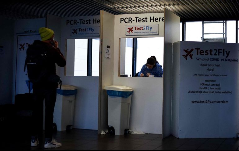 Además de España, numerosos países han detectado ya casos vinculados a la variante ómicron, como Reino Unido, Alemania, Canadá y Holanda. Un área de pruebas COVID-19 en el aeropuerto de Schiphol, en Holanda. AFP/K. Tribouillard