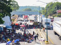 Migrantes bloquean hoy el paso en la carretera a la altura de la caseta de control migratorio, en Huehuetán, Chiapas. Xinhua/D. Sánchez