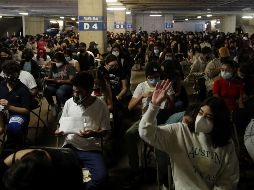Jóvenes esperan en el área de observación después de recibir una dosis de la vacuna anticovid durante una jornada de vacunación para adolescentes de 15 a 17 años. XINHUA/F. Cañedo