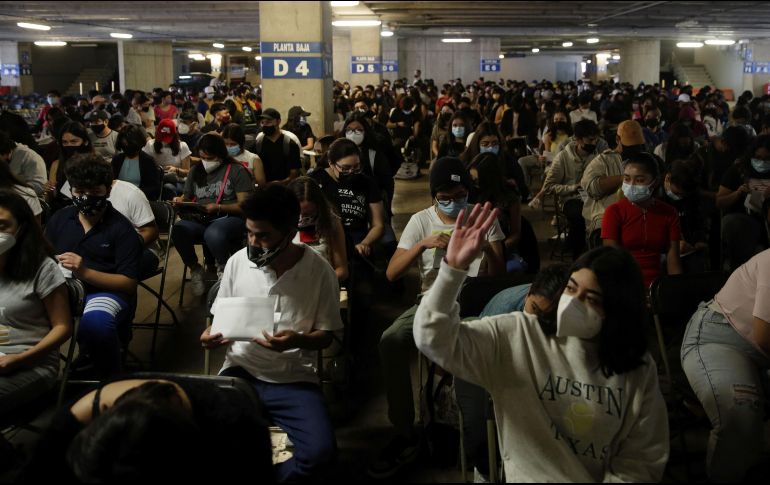 Jóvenes esperan en el área de observación después de recibir una dosis de la vacuna anticovid durante una jornada de vacunación para adolescentes de 15 a 17 años. XINHUA/F. Cañedo