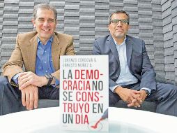 Autores. El consejero presidente del INE, Lorenzo Córdova, y el asesor del INE, Ernesto Núñez Albarrán, presentaron en la FIL el libro “La democracia no se construyó en un día”. El Informador/ A. Camacho
