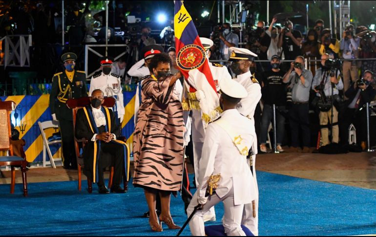 Sandra Mason (c) en la ceremonia en que se declaró a Barbados como república, este martes en Bridgetown, Barbados. AFP/R. Brooks