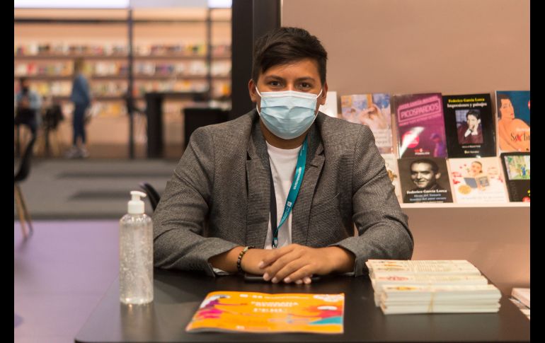 Conociendo a tus autores. Siguiendo las nuevas medidas de sanidad puedes conocer a tus autores con el debido  uso del cubrebocas y la aplicación de gel antibacterial. ESPECIAL/Claudia Cordero