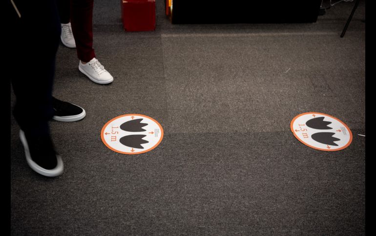 Sana distancia. En el piso encontrarás señales que te indican una distancia segura entre el público que  estará formado para los accesos de los estands, es nuestra responsabilidad respetar estos  espacios. ESPECIAL/L. León