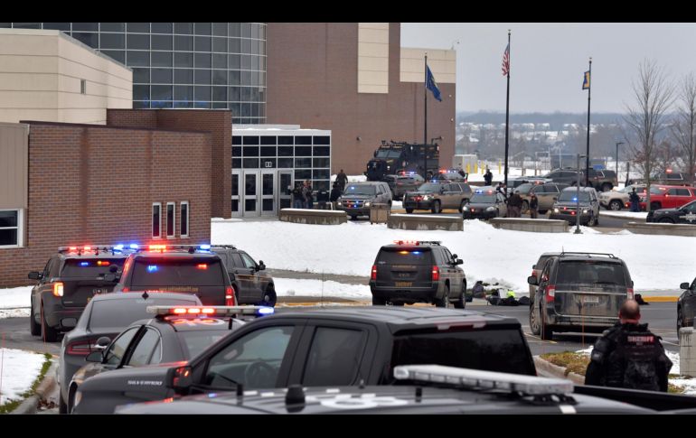 Tras el ataque, la escuela instauró un cierre de emergencia y algunos niños se refugiaron en las aulas mientras los agentes registraban las instalaciones. AP/T. McInturf