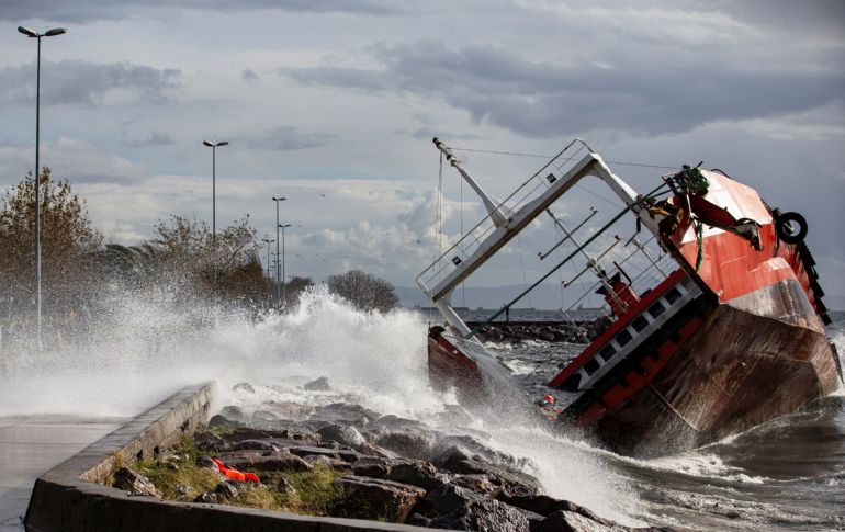Al menos 63 personas resultaron heridas debido al temporal. EFE/E. Sahin