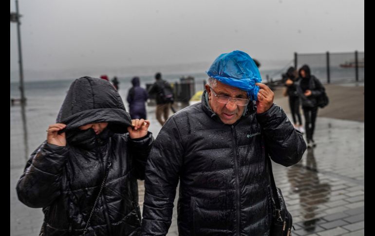 Al menos 63 personas resultaron heridas debido al temporal. AP
