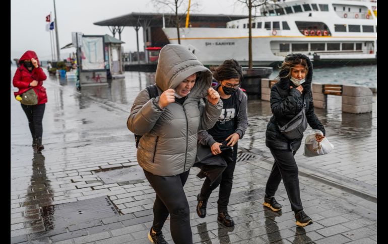 Al menos 63 personas resultaron heridas debido al temporal. AP