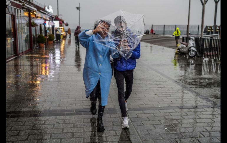 Al menos 63 personas resultaron heridas debido al temporal. AP