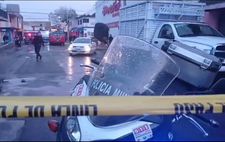 Asistieron peritos del Instituto Jalisciense de Ciencias Forenses quienes recabaron indicios para determinar con exactitud la cinemática del accidente. ESPECIAL