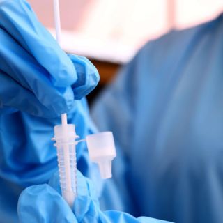 COVID-19: Detectan primer caso de ómicron en Estados Unidos