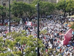 La mañana de este miércoles miles de personas se manifestaron afuera del Congreso de Jalisco para exigir un presupuesto justo para la UdeG. ESPECIAL /