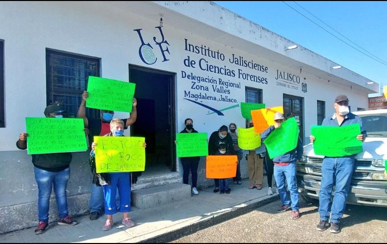 Desde el mediodía del martes, más de 20 personas se ubicaron en las instalaciones del Semefo regional para exigir que ya no haya olores fétidos en la zona. ESPECIAL