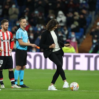 Muguruza hace saque de honor en el Santiago Bernabéu