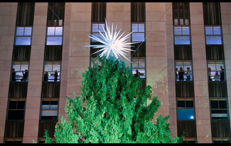 El encendido fue televisado por la cadena NBC y presentado por Al Roker, Savannah Guthrie, Hoda Kotb y Craig Melvin. EFE/J. Szenes