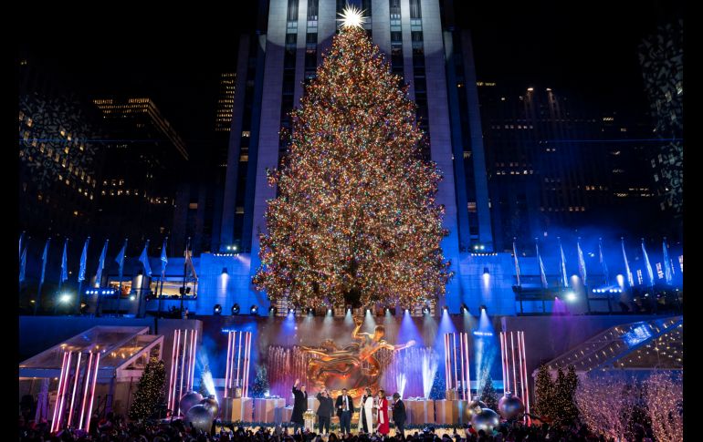 El encendido fue televisado por la cadena NBC y presentado por Al Roker, Savannah Guthrie, Hoda Kotb y Craig Melvin. AP/J. Minchillo