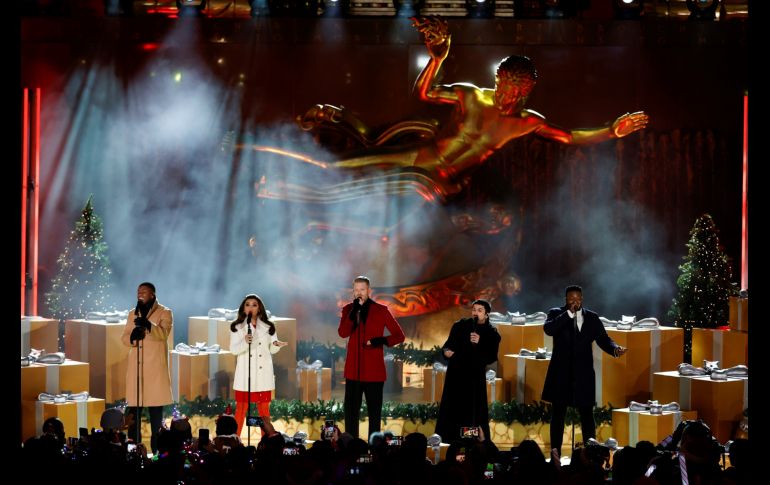 El encendido fue televisado por la cadena NBC y presentado por Al Roker, Savannah Guthrie, Hoda Kotb y Craig Melvin. EFE/J. Szenes