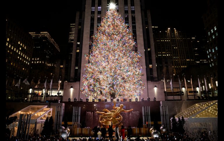 El encendido fue televisado por la cadena NBC y presentado por Al Roker, Savannah Guthrie, Hoda Kotb y Craig Melvin. AP/J. Minchillo