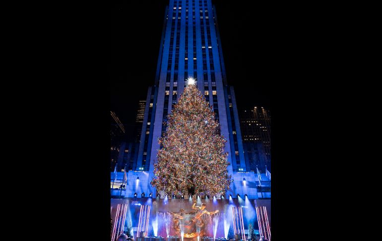 El encendido fue televisado por la cadena NBC y presentado por Al Roker, Savannah Guthrie, Hoda Kotb y Craig Melvin. AP/J. Minchillo