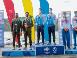 Medallistas. Los atletas posando con sus medallas conseguidas. Conade