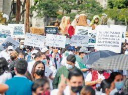 PROTESTA. La comunidad universitaria marchó desde la Rectoría de la UdeG hasta llegar a las afueras del Congreso estatal. EL INFORMADOR/ G. GALLO