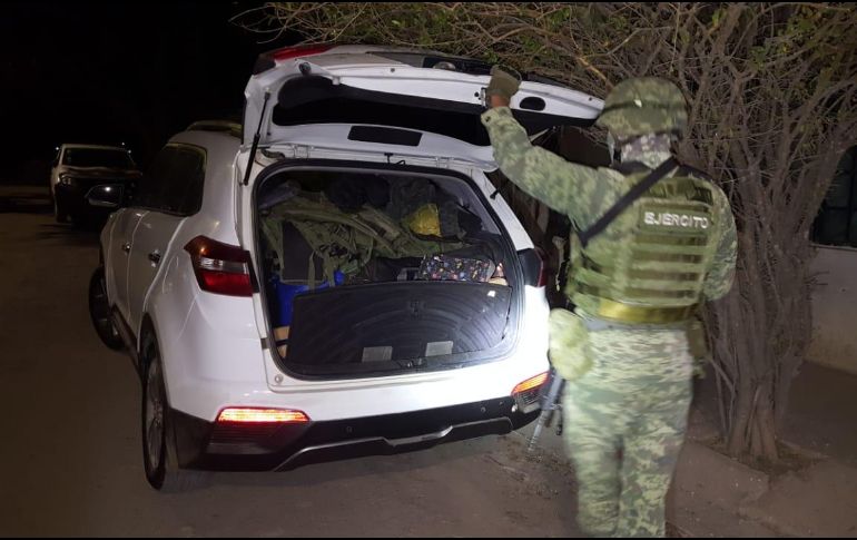 El Ejército mexicano asegura tres armas largas, tres explosivos, equipo táctico, cargadores y más de mil 500 cartuchos útiles de diversos calibres luego de un recorrido de vigilancia en Ciudad Guzmán. ESPECIAL