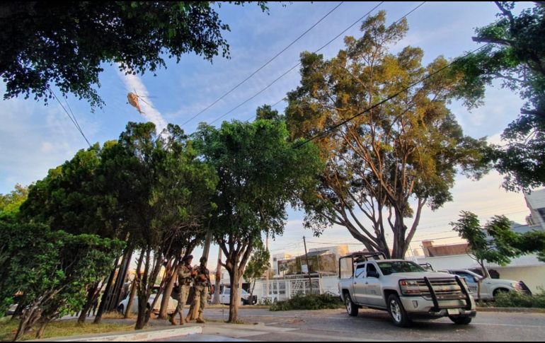 Hacia las 17:00 horas, uno de los helicópteros regresó a la colonia y continuó sobrevolando la zona. EL INFORMADOR/R. Bobadilla