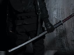 El hombre estaba disfrazado y armado de ninja para realizar actividades delictivas. ESPECIAL/Photo by Mojtaba Hosseinzade on Unsplash