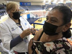 Personal de salud aplica una dosis de la vacuna anticovid a una mujer hoy en Ciudad Juárez, Chihuahua. EFE/L. Torres