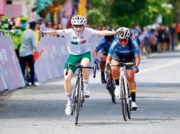 TRIUNFAL. La mexicana Yareli Acevedo levanta los brazos al ganar el sprint final a las colombianas. CONADE