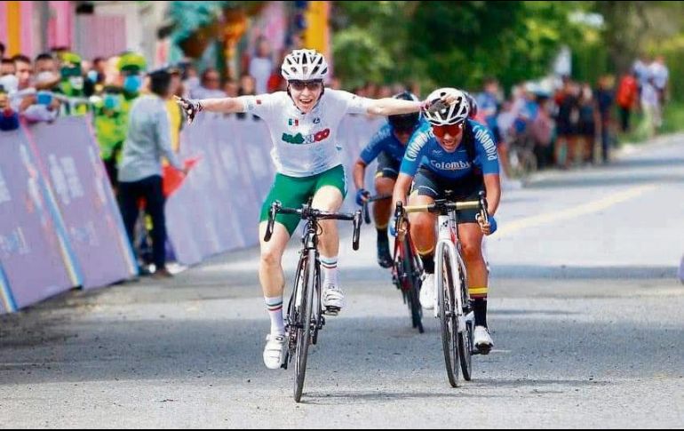 TRIUNFAL. La mexicana Yareli Acevedo levanta los brazos al ganar el sprint final a las colombianas. CONADE