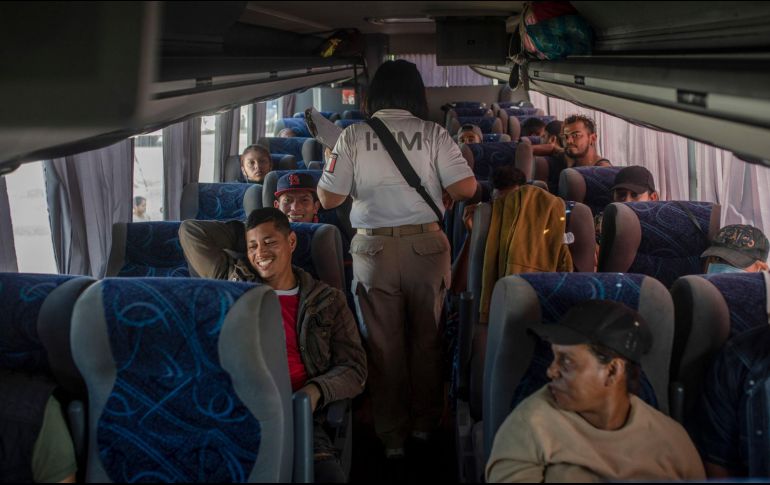 Desde hace una semana en torno a 3 mil personas, la mayoría haitianos, acampan bajo los árboles y en el estacionamiento del estadio de futbol de Tapachula a la espera de poder subirse a uno de los autobuses que van llegando. AP / F. Marquez