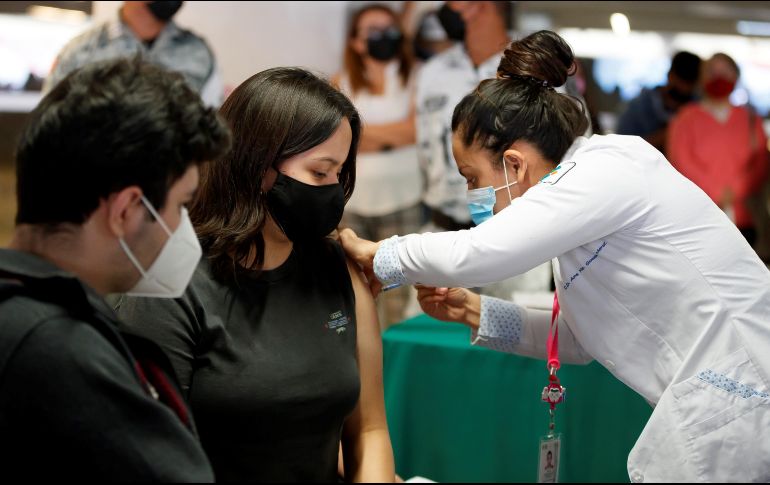 concreto es vacunarse, pero no por ómicron, sino por cualquier variante EFE/ARCHIVO