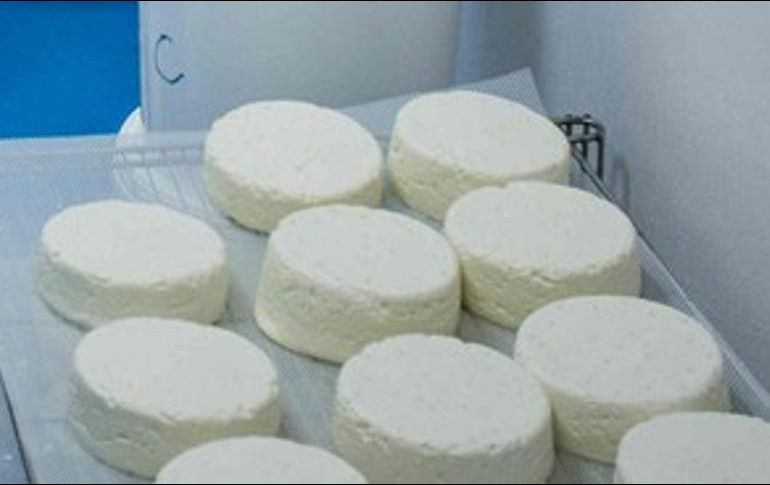 En total la Profeco hizo el estudio de 17 quesos panela, ocho quesos panela reducidos en grasas, dos quesos panela deslactosados, dos imitaciones de queso panela y otros. AFP / ARCHIVO