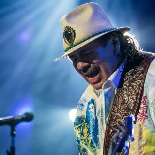 Carlos Santana reaparece tras desmayarse en pleno concierto