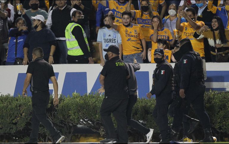 MOTIVO. Durante el segundo gol de Tigres, dos aficionados saltaron a la cancha a festejar con los jugadores. IMAGO7
