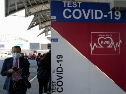 Un hombre camina frente a un módulo que aplica test para detectar el nuevo coronavirus en el Aeropuerto Internacional de la Ciudad de México. XINHUA/X. Yuewei